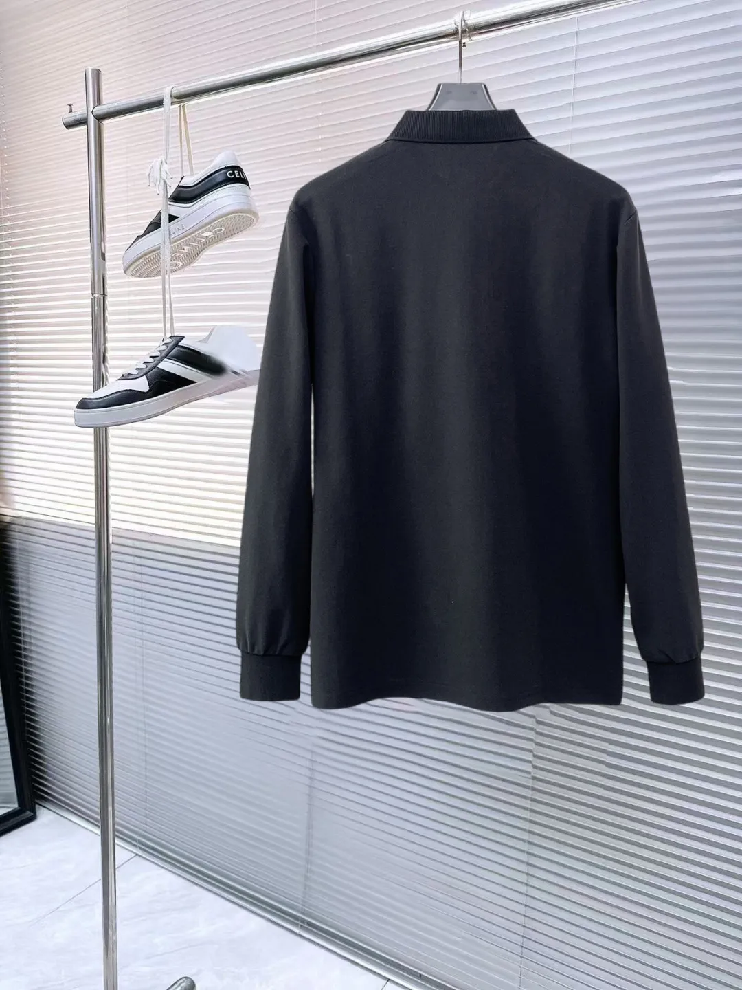 LP New Arrival long-sleeved Polo shirt, original fabric, official Same Style, made of pure cotton pique fabric, custom-made in the same vat, feels very comfortable and smooth, very wide and stylish, produced by factory for first-line brands, imported Behringer embroidery machine, embroidery is full and textured, collar and collar ribs are woven with imported yarn, does not deform after long-term wear, the most New Arrival style in autumn and winter, fashionable and individual Super Versatile and good-looking. It is very suitable for both men and women. It is a must-have for everyone. Size: M-XXXL